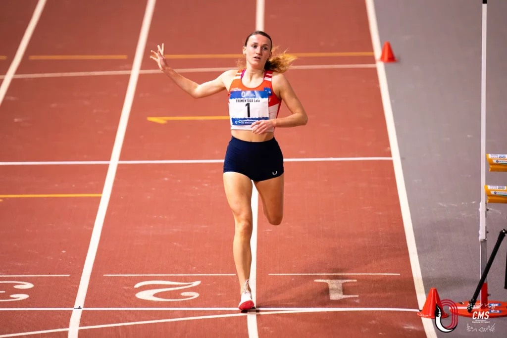 Lola Fromentoux sur 1500m au Bretagne en salle 2025 à St Brieuc