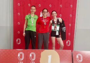 Fleur Cinq sur le podium du 1000m minimes filles des championnats de Bretagne en salle 2025