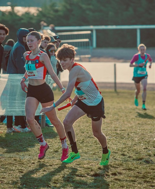 Passage de relais entre Elise Le Menn et Maël Bruno au France de cross 2025