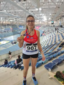 Maria Terente Corre avec sa médaille d'or du championnat de France 2025 Masters en salle sur 1500m