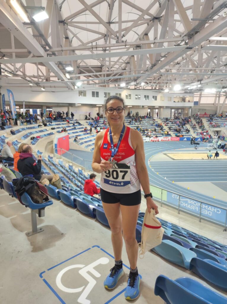 Maria Terente Corre avec sa médaille d'argent du championnat de France 2025 Masters en salle sur 800m